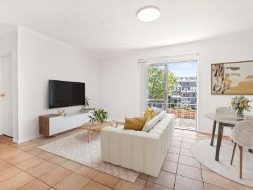 Well Presented Top Floor Apartment