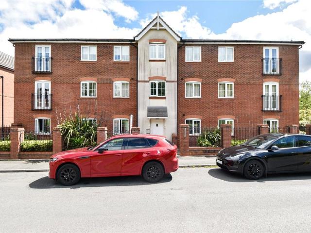 Well presented, two bedroom, two bathroom top floor apartment located within the popular area of Lindley providing good links to Huddersfield Town Centre and the M62