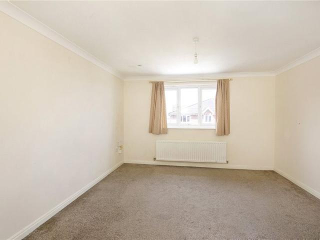 Well presented, two bedroom, two bathroom top floor apartment located within the popular area of Lindley providing good links to Huddersfield Town Centre and the M62