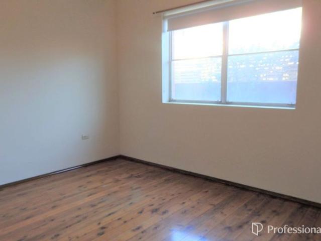 WELL PRESENTED TWO BEDROOM UNIT LOCATED ON GROUND FLOOR!