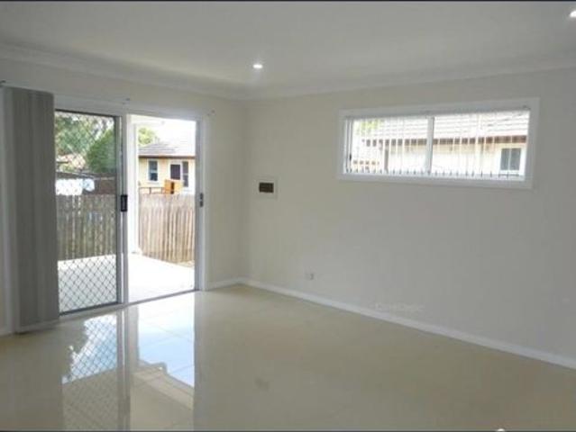 Well Presented Two Bedroom Grannyflat in a Quiet, Convenient Location