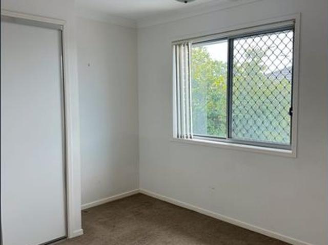 Well presented unit close to shops & transport