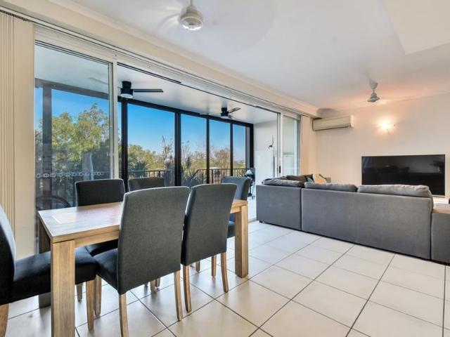 Well presented unit in Fabulous Location!