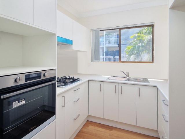 WELL PRESENTED UNIT WALKING DISTANCE TO SHOPS & TRANSPORT