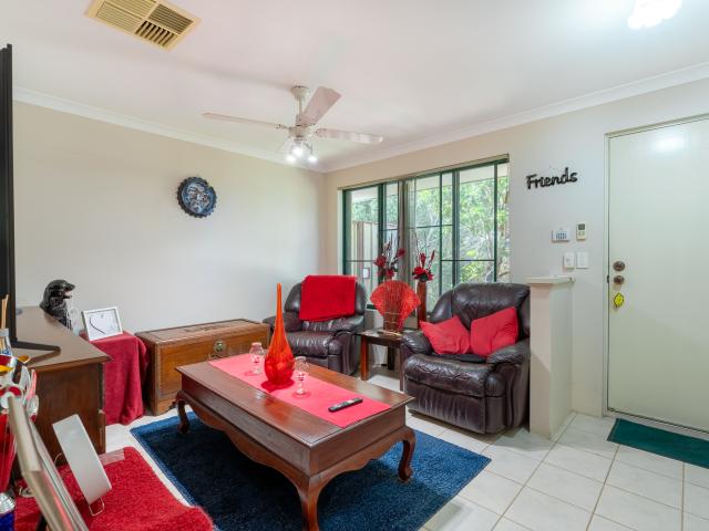 Well presented unit with ducted air conditioning