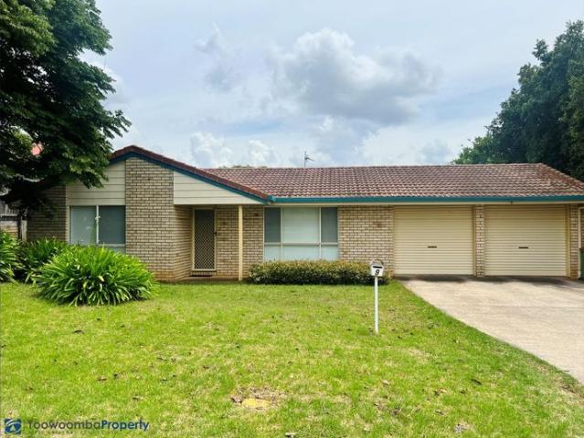 Well Presented and only 10 minutes from the center of town!