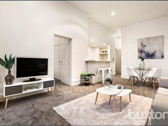 WELL PRESENTED APARTMENT ACROSS FROM THE BEACH!