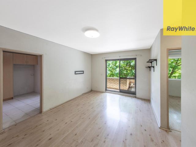Well Presented Apartment with Two Balconies & Garage