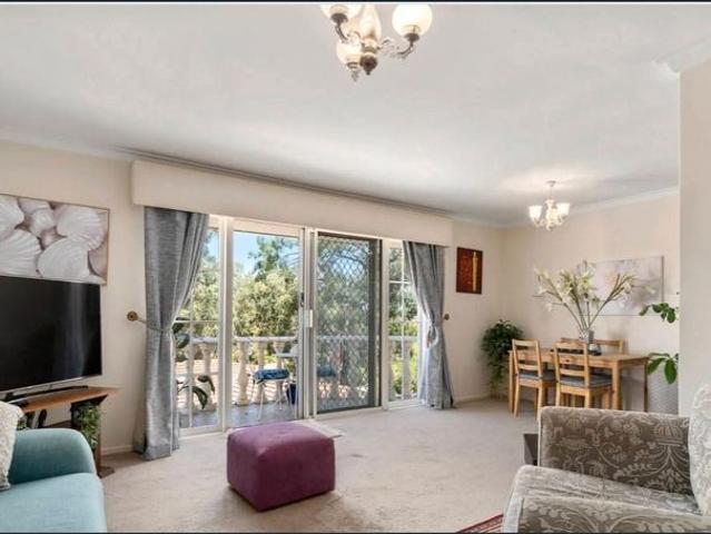 Well presented booragoon townhouse for rent