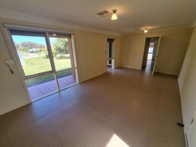 Well presented family home with 6 car garage!