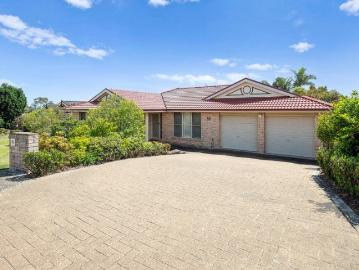 WELL PRESENTED FAMILY HOME IN RIVERVIEW RIDGE!