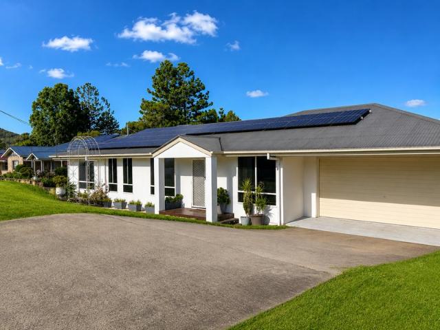 Well presented Family Home in Sought after Golf Course Estate