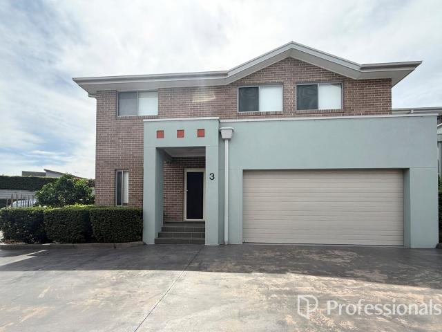 WELL PRESENTED FOUR BEDROOM TOWNHOUSE IN WELL MAINTAINED COMPLEX!