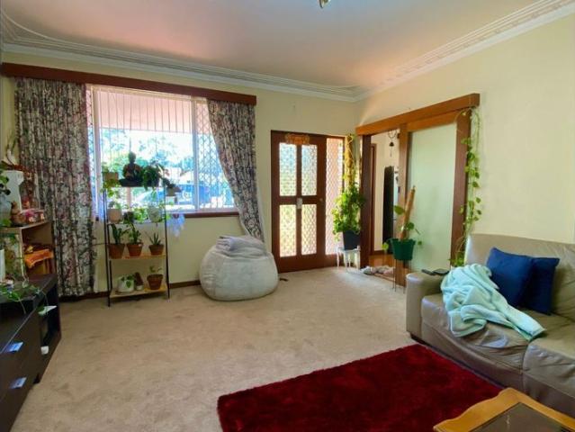 Well presented, great location!