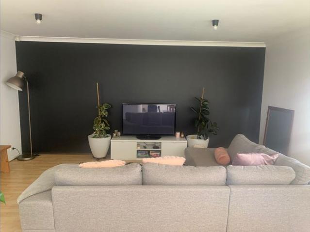 Well presented home, neutral decor + nice garden setting