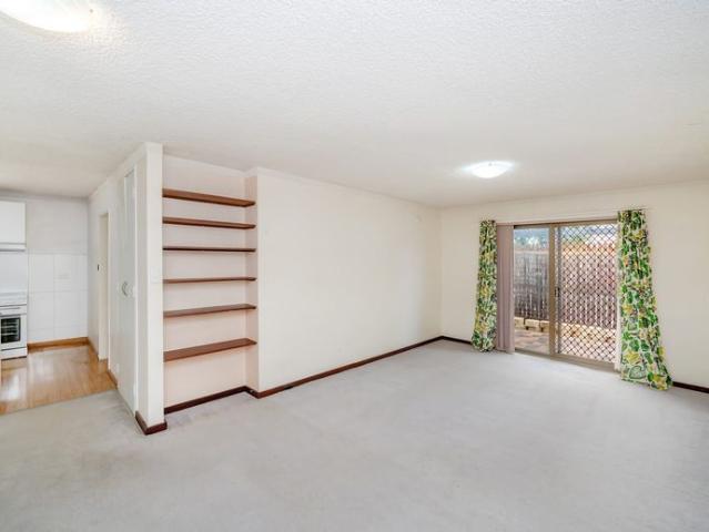 WELL PRESENTED, LARGE GROUND FLOOR UNIT IN A GREAT LOCATION!