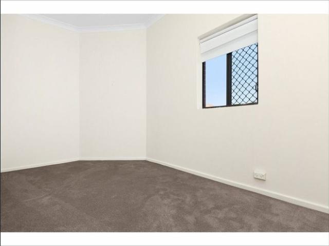 WELL PRESENTED LOW MAINTENANCE AND SET IN POPULAR MAYFIELD