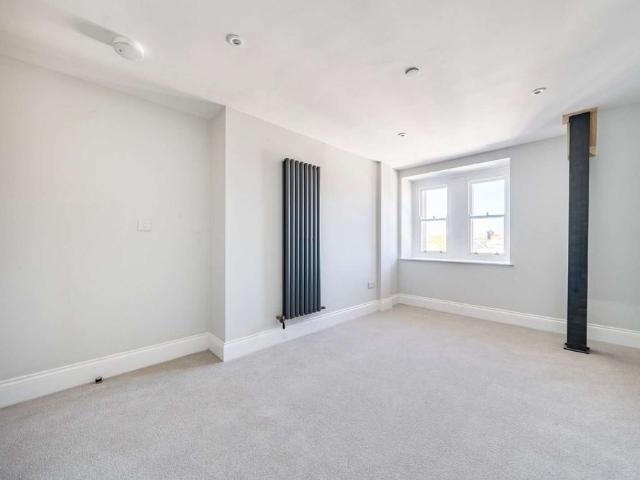Well presented one bedroom apartment with open plan living and separate storage, set in Salisbury city centre