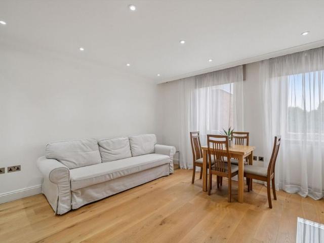 Well presented one bedroom apartment with porter and lift access in the heart of Belgravia, SW1W
