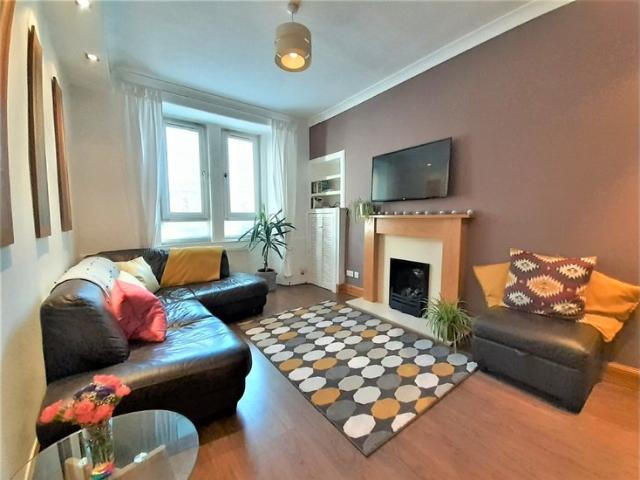 Well presented one bedroom flat in convenient city centre location. This attractive first floor property is presented to the market fully furnished