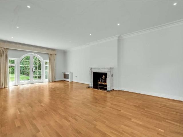 Well presented six bedroom home set behind secure electric gates on the foothills of St George's Hill estate