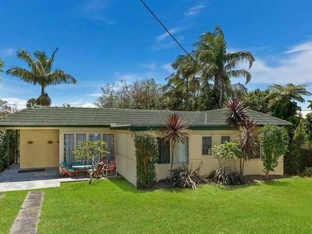 Well Presented Spacious Walk to Beach