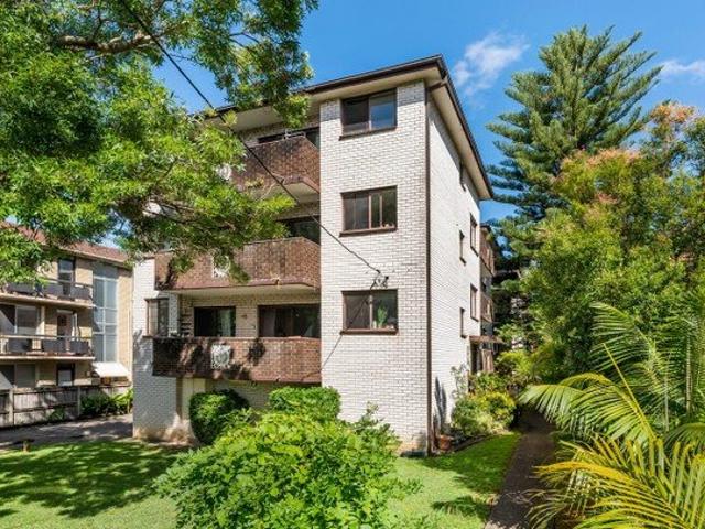 Well presented sunny unit in great location
