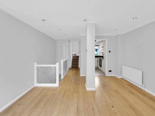 Welland Mews, London, E1W 3 bed mews to rent £3,250 pcm £750 pw