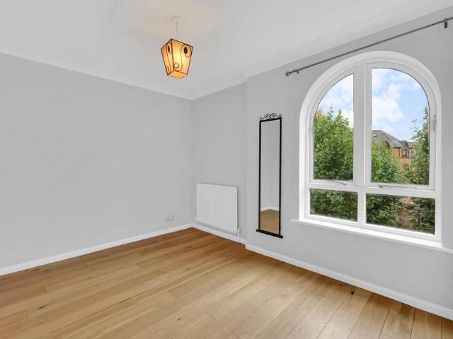 Welland Mews, London, E1W 3 bed mews to rent £3,250 pcm £750 pw