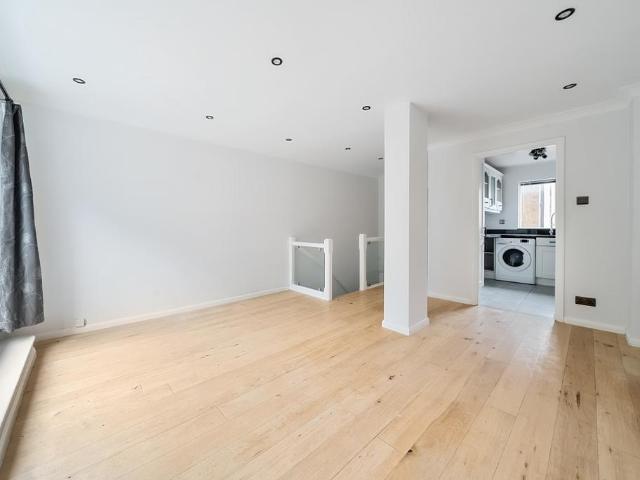 Welland Mews, Wapping, E1W 2 bed terraced house to rent £3,300 pcm £762 pw