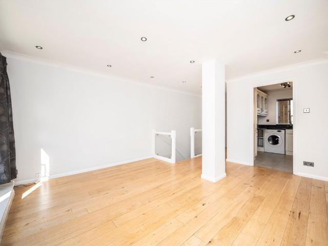 Welland Mews, Wapping E1W, 3 bed maisonette to rent, £3,300 pcm | PrimeLocation