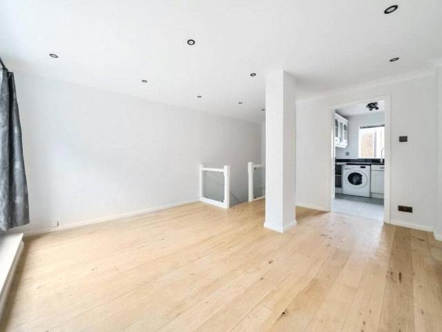 Welland Mews, Wapping, London, E1W 3 bed terraced house to rent £3,500 pcm £808 pw