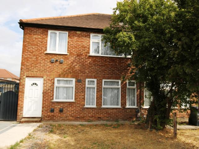 Welland Gardens, Western Avenue, Perivale, Greenford UB6, 2 bed flat to rent, £2,100 pcm | PrimeLocation