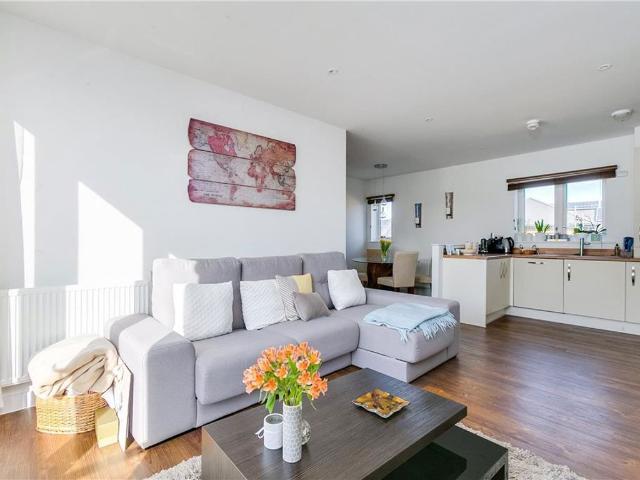 Welland House, Balham SW12, 2 bed flat to rent, £2,650 pcm | PrimeLocation