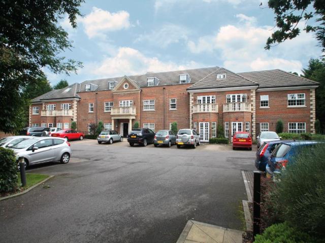 Wellesley Court, Crowthorne RG45 2 bed apartment to rent £1,595 pcm £368 pw
