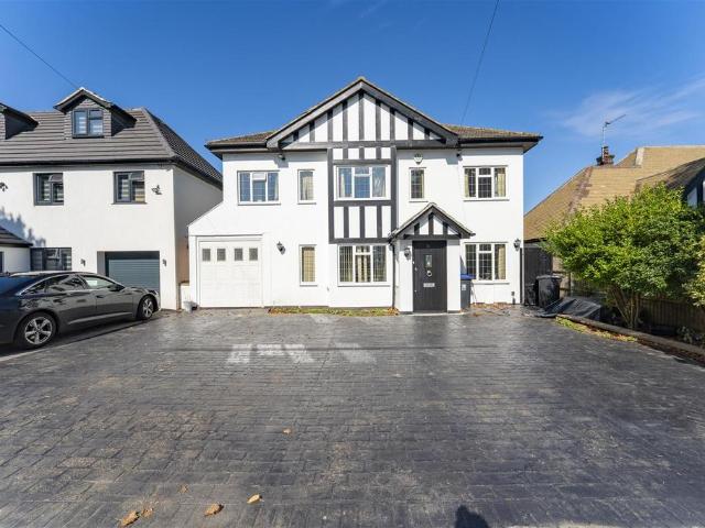 Wellesley Avenue, Iver SL0 5 bed detached house to rent £4,000 pcm £923 pw