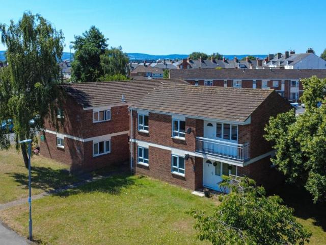 Wellesley Street, Taunton. 2 bed flat to rent £1,050 pcm £242 pw