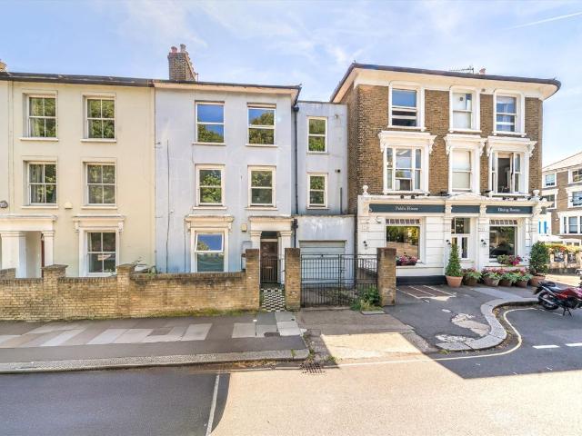 Wellesley Road, Chiswick W4, 2 bed flat to rent, £2,400 pcm | PrimeLocation