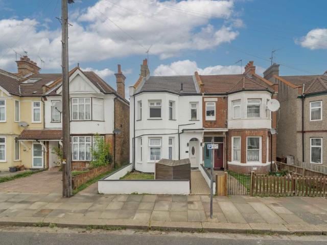 Wellesley Road, Harrow HA1, 2 bed flat to rent, £1,800 pcm | PrimeLocation