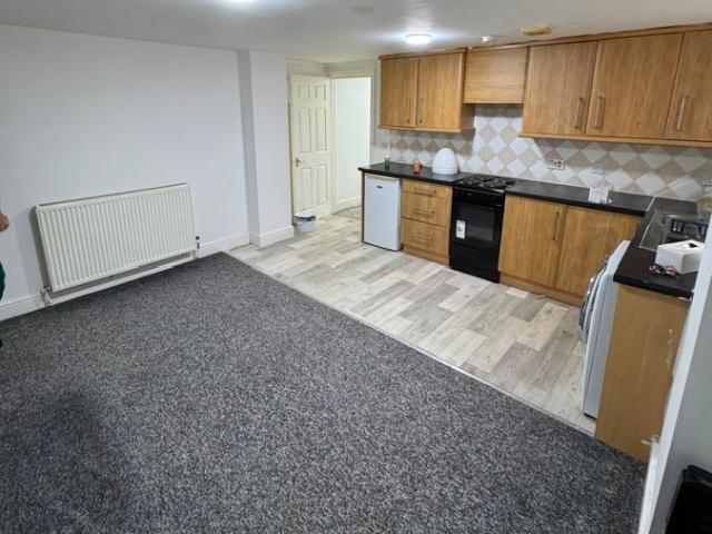 Wellfield House, Halifax Road, Dewsbury WF13, 2 bed flat to rent, £800 pcm | PrimeLocation