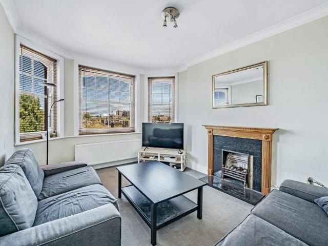Wellington Mansions, Queens Club. 2 bed apartment to rent £2,600 pcm £600 pw