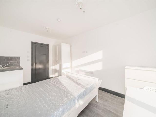 Wellington Avenue, TW3, London