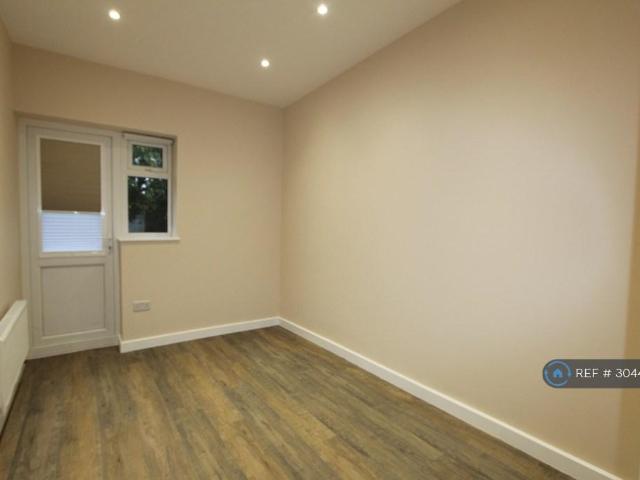 Wellington Avenue, Hounslow, TW3 Studio to rent £845 pcm £195 pw