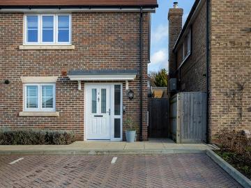 Wellington Close, Twyford RG10, 2 bed terraced house to rent, £3,600 pcm | PrimeLocation