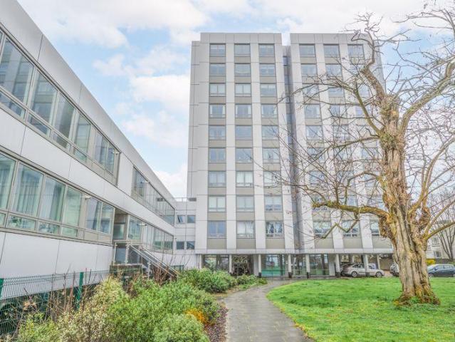 Wellington Close, Walton On Thames 2 bed flat to rent £1,650 pcm £381 pw