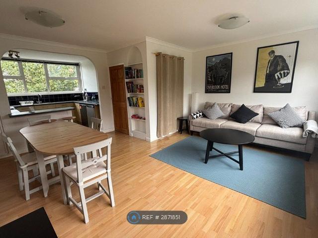 Wellington Court, Hampton TW12, 2 bed maisonette to rent, £1,895 pcm | PrimeLocation