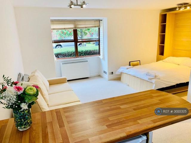 Wellington Court, London, W12 Studio to rent £1,550 pcm £358 pw