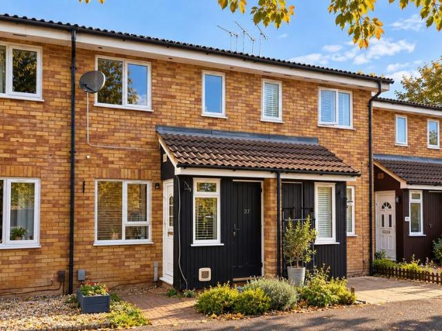 Wellington Drive, Welwyn Garden City. 1 bed cluster house to rent £1,250 pcm £288 pw