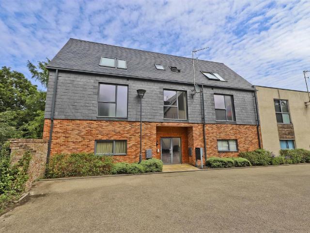 Wellington House, Newall Close, Uxbridge UB10, 1 bed flat to rent, £1,500 pcm | PrimeLocation