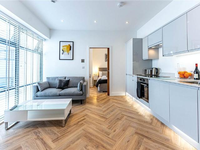 Wellington House, London Street. 1 bed apartment to rent £2,950 pcm £681 pw